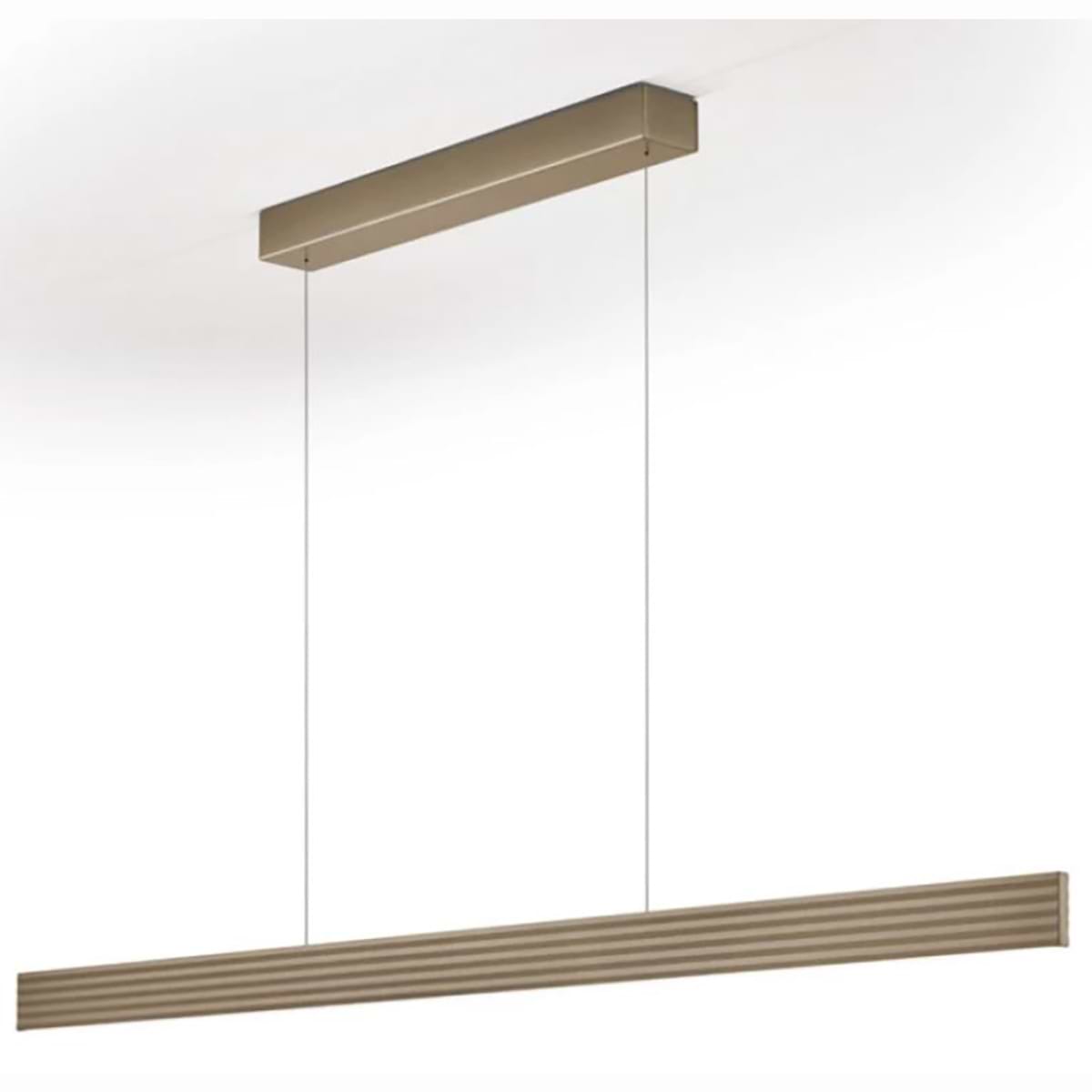 Moderne smalle design hanglamp, 51.507.34 , van de Duitse fabrikant Knapstein. Direct en indirecte verlichting. Boven en onder licht zijn apart van elkaar door twee gebaarbedieningen in- en uit te schakelen en te dimmen. De lichtkleur van het boven en van het onderlicht kan door twee gebaarbedieningen apart van elkaar ingesteld worden tussen 2.200 en 3.000 Kelvin. Geheugenfunctie. De lamp is traploos in hoogte verstelbaar, bereik 1000 mm. Geen zichtbare schroeven in de plafondplaat. Alle lampen van Knapstein zijn van zeer degelijke kwaliteit. Voor meer opties uit de serie: FARA-92, kunt u de zoekfunctie gebruiken op onze site. Dan ziet u welke andere opties er binnen de serie zijn. Kleur: brons. Aantal lichtpunten: 1. Lichtbron: inclusief. Breedte in mm: 75. Lengte/diepte in mm: 920.