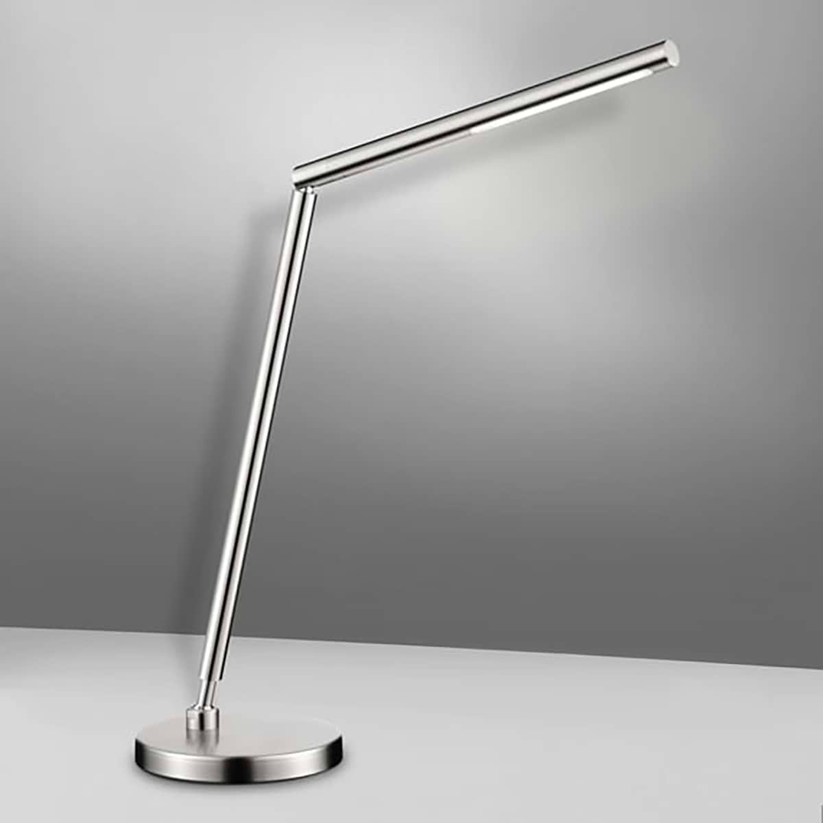 Bureaulamp, leeslamp, 61.627.06, van de Duitse fabrikant Knapstein. Met gebaarbediening op de lamp voor het in- en uitschakelen en traploos dimmen van de lamp. Draai- en kiepbaar. De lamp is naar de zijkant tot 550 mm uit te trekken. Alle lampen van Knapstein zijn van zeer degelijke kwaliteit. Voor meer opties uit de serie: DINA-T, kunt u de zoekfunctie gebruiken op onze site. Dan ziet u welke andere opties er binnen de serie zijn. Kleur: chrome. Aantal lichtpunten: 1. Lichtbron: inclusief. Breedte in mm: 165. Lengte/diepte in mm: 650.