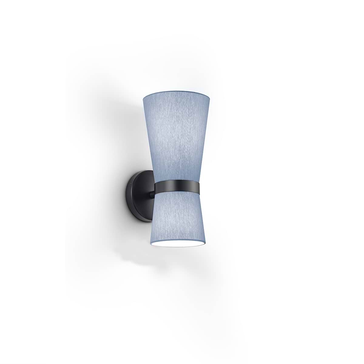 Wandlamp, 21.850.07, van de Duitse fabrikant Knapstein. Alle lampen van Knapstein zijn van zeer degelijke kwaliteit. Voor meer opties uit de serie: YUNA-W, kunt u de zoekfunctie gebruiken op onze site. Dan ziet u welke andere opties er binnen de serie zijn. Kleur: zwart. Lampenkap: Chintz 41 - sparrenblauw. Aantal lichtpunten: 2. Lichtbron: exclusief. Fitting boven LED E14, Fitting onder LED E27. Breedte in mm: 140. Lengte/diepte in mm: 180.