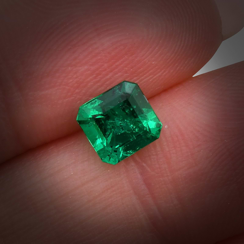 gemstone-554387-muzo-emerald-emerald-green-41479.jpg