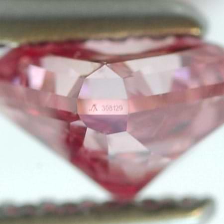 Diamant in Fancy-Leuchtend-Pink mit leichtem Purpur-Einschlag (Fancy Vivid Purplish Pink) mit Argyle-Beschriftung, 0,72 Karat