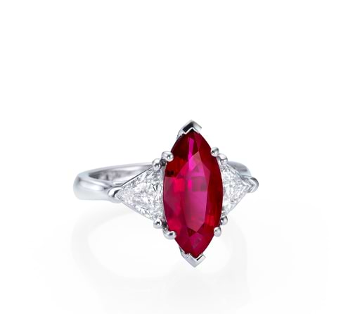 Ring mit Rubin in Navette-Schliff in Pinkish Red und Diamant