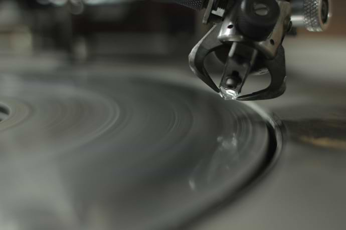 Cutting the facets of a diamond on a polishing wheel