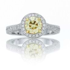 Runder Diamant in Fancy Yellow, gefasst in einem Halo-Ring in voller Pavé-Passung mit filigraner Milgrain-Kante mit 1,01 Karat