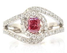 Diamantring mit doppelter Schleife und Stein mit Radiantschliff in Fancy Vivid Purplish Pink mit 0,52 Karat