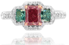 Roter Argyle-Diamant in Fancy Red mit VS 1 und 0,53 Karat und zwei blaugrüne Diamanten in Fancy Deep Blue-Green, einer mit 0,16 Karat und einer mit 0,18 Karat, sowie ein Halo mit 0,38 Karat Gesamtgewicht, gefasst in Platin und Roségold