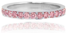 Platin-Trauring mit halbem Ewigkeitsdesign und Diamant in Fancy Intense Pink mit 0,46 Karat