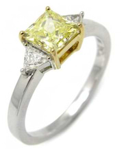 Diamantring mit Stein im Halo-Ring mit Diamant im Prinzessschliff in Fancy Yellow VS1 und Seitensteinen im Trilliantschliff mit 1,85 Karat