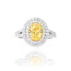Verlobungsring mit Diamant in Gelb in ovaler Form mit doppelter Umrandung und geteiltem Ringband