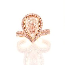 Verlobungsring aus Roségold mit Diamant in Pink in Birnenform mit Umrandung und doppeltem Ringband