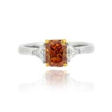 Verlobungsring mit orangefarbenem Diamant und Akzentdiamant in Dreiecksform
