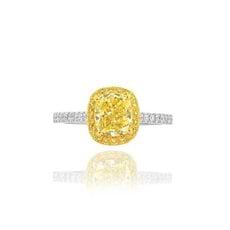 Verlobungsring mit gelbem Stein in Kissenform mit weißen und gelben Diamanten und Umrandung