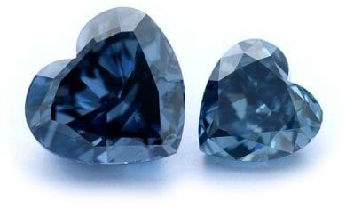 Zwei blaue Diamanten in Herzform