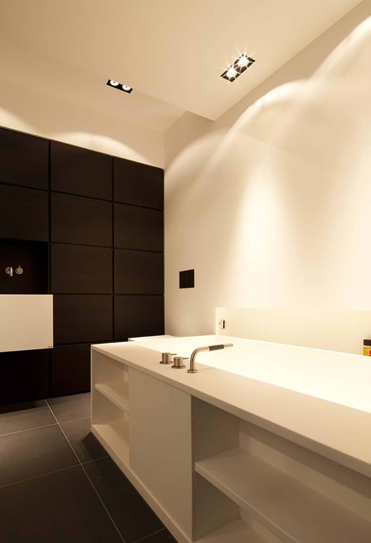 Moderne badkamer B DUTCH met B DUTCH trimless spots. Inbouwspots die volledig zijn weggewerkt in het plafond. Met dimmer.