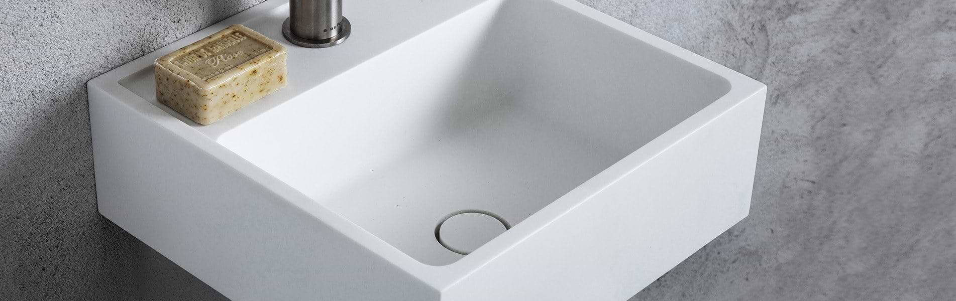 Toiletfonteinen uit de B Dutch collectie Corian design toilet fonteinen. B Dutch kent diverse series design Corian toiletfonteinen: fontein, toilet fonteintje, wc fonteintje, toilet fontein, wc fontein, wasbak toilet, wastafel toilet, wasbak wc. Topkwaliteit Corian die niet vergeelt! Ook maatwerk mogelijk.