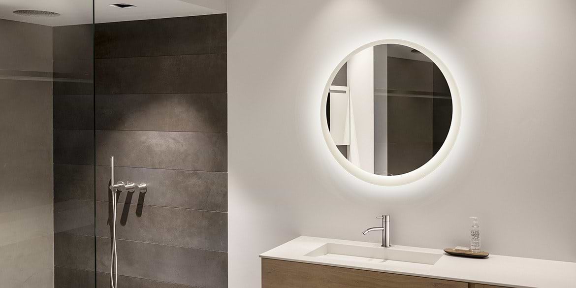 Ronde badkamer spiegel met led verlichting en witte lijst achter spiegel met verlichting ertussen. Moderne B DUTCH design badkamerspiegel LED.