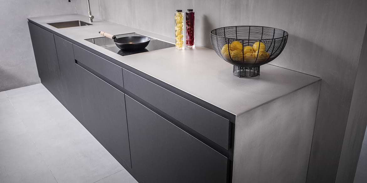 Design keuken RVS blad, zwart Fenix hout fineer kasten. Moderne strakke keuken. Maatwerk keuken binnen B DUTCH luxe keuken concepten.