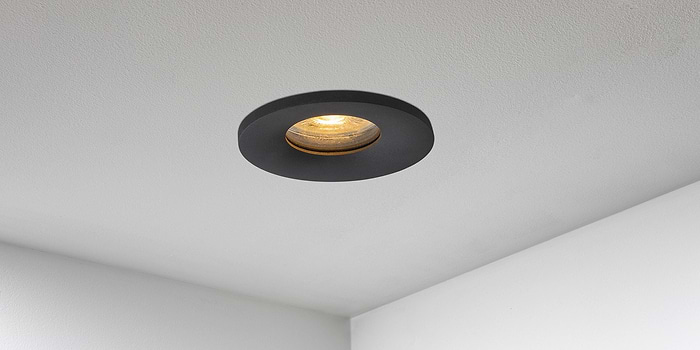 Badkamer Spotjes, inbouwspots badkamer. IP65 LED spots. The Essential collectie van B DUTCH. IP65 spots van geborsteld aluminium, mat zwart of mat wit. GU10 en MR16 en Philips Hue GU10 lichtbron passen in de badkamer spotjes. Armatuur voor GU10, MR16 en Philips Hue GU10 lichtbronnen. Ook dimbaar te maken.ium LED spots voor GU10, MR16 en Philips Hue GU10 lichtbronnen.
