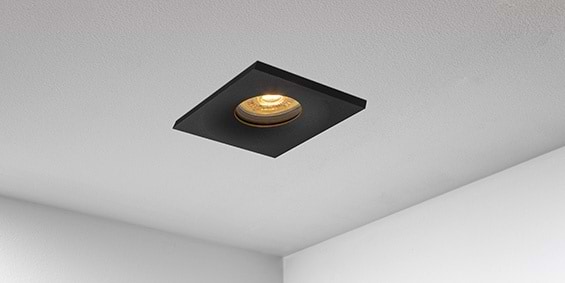 Badkamer Spotjes, LED badkamerspots zwart vierkant, IP65, IP44. inbouwspots badkamer. IP65 LED spots. The Essential collectie van B DUTCH. IP65 spots van geborsteld aluminium, mat zwart of mat wit. GU10 en MR16 en Philips Hue GU10 lichtbron passen in de badkamer spotjes. Armatuur voor GU10, MR16 en Philips Hue GU10 lichtbronnen. Ook dimbaar te maken.