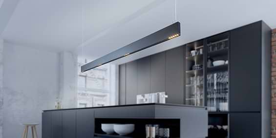 Design hanglamp 240 cm, 180 cm of 120 cm. Mat zwarte smalle moderne hanglamp voor eettafel, kookeiland. B DUTCH Linear Light Slim, mat zwart, is 2,2 cm breed en 10 cm hoog. Deze LED design hanglamp is dimbaar. Design B DUTCH. Binnen de collectie design hanglampen van B DUTCH kiest u uit de witte of zwarte design hanglampen, 2,5 cm of 10 cm hoog, inbouw of opbouw, mat zwart of wit. De Updown versie is 10 cm hoog en straalt ook licht op het plafond.