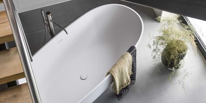 Vrijstaande solid surface Corian ligbaden van B DUTCH. Kom badkamer inspiratie opdoen in onze fabrieksshowroom in Cuijk.