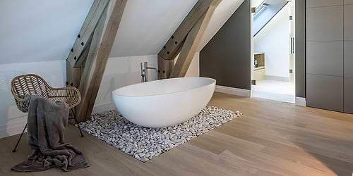 Vrijstaand ligbad B DUTCH Lazy Sofa 170. Een losstaand bad van 170 cm mat wit Solid Surface Corian ligbad.