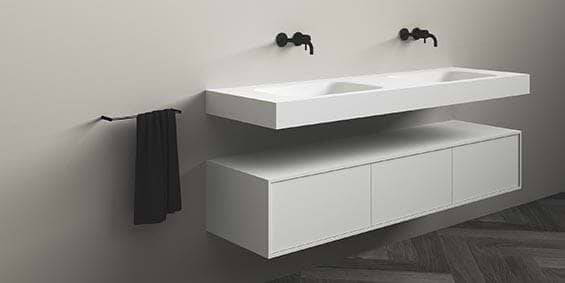 Badkamermeubel 170 cm breed Siena van Solid Surface Corian. Dit wastafelmeubel met zwevende wastafel heet Siena, is 170 cm breed en te maken met diverse vormen wastafelbladen. Een dubbele wasbak, een enkele wasbak of een grote wasbak. In onze badkamermeubelen configurator stelt u uw eigen unieke Siena wastafelmeubel samen. Of kies uw 170 cm brede badmeubel uit een van de andere badkamermeubelseries van B DUTCH.