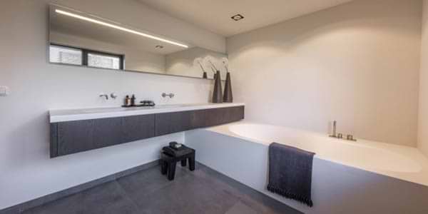 Solid Surface Corian ligbad en Corian dubbele wastafel mat wit, zwevend badkamermeubel met Corian dubbele wastafel en houtfineer kasten. B DUTCH design. Dutch design badkamer concepten af-fabriek kopen bij B DUTCH in Cuijk. Design badkamer inspiratie opdoen? Kom naar de badkamer fabrieks showroom in Cuijk.