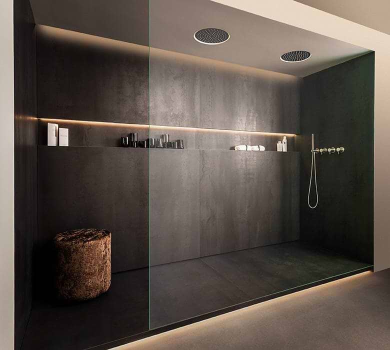 Design badkamer met modern duurzaam keramiek. Keramische wanden in regendouche. Bezoek B DUTCH badkamer showroom in Cuijk.