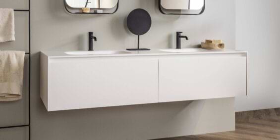 Vrijhangend B Dutch badkamer meubel in wit Corian Solid Surface met zwarte opbouwkranen.