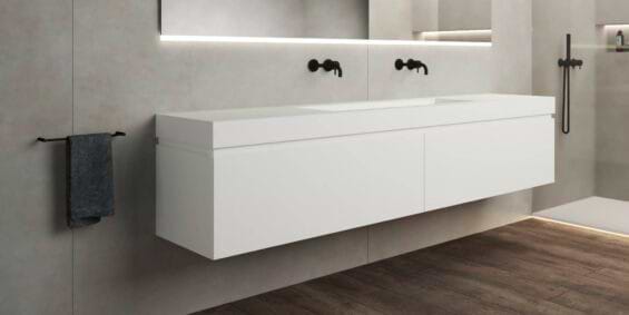 Vrijhangend badkamermeubel Genova van B Dutch uitgevoerd in wit Corian Solid Surface met zwarte wanduitloop kranen.
