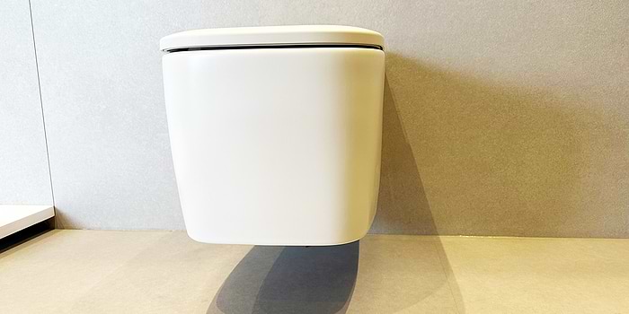Toiletcloset SEMPLICE is een vrijhangend wandcloset van wit mat keramiek. B DUTCH is uniek in het aanbieden van mat witte toiletclosets. Deze SEMPLICE toilet set bestaat uit het rimless toilet (zonder spoelrand), een soft-close zitting (toiletbril), inbouwreservoir, RVS drukbedieningsplaat en reduceerringen.