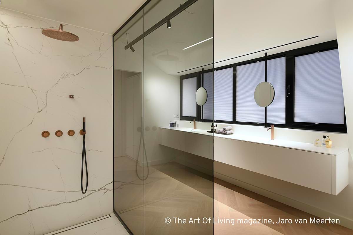 In een grote ruimte uw eigen wellness badkamer thuis maken? Het is een trend die we al langer zien en waar steeds meer naar gevraagd wordt. De Wellness Badkamer. Een badkamer waar je kunt relaxen en genieten van je eigen luxe thuis. U weet wel, zo'n badkamer met een royale regendouche of een bad dat je vol laat lopen met de lekkerste geuren. Heerlijk! Onze badkamerontwerpers hebben al heel wat Wellness Badkamers op hun naam staan. We tonen u graag een paar mooie voorbeelden in deze mail. Stuk voor stuk badkamers met prachtige B Dutch design producten. Producten van hoogstaande kwaliteit gemaakt door onze vakmensen. En omdat we veel hebben geïnvesteerd in onze solid surface Corian-, keramiek- en interieurproductie, zijn de levertijden verrassend snel. 