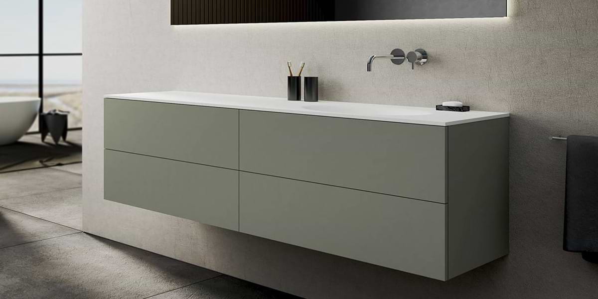 Uw eigen wellness badkamer thuis maken? Met op maat gemaakt badkamermeubel? Het is een trend die we al langer zien en waar steeds meer naar gevraagd wordt. De Wellness Badkamer. Een badkamer waar je kunt relaxen en genieten van je eigen luxe thuis. U weet wel, zo'n badkamer met een royale regendouche of een bad dat je vol laat lopen met de lekkerste geuren. Heerlijk! Onze badkamerontwerpers hebben al heel wat Wellness Badkamers op hun naam staan. We tonen u graag een paar mooie voorbeelden in deze mail. Stuk voor stuk badkamers met prachtige B Dutch design producten. Producten van hoogstaande kwaliteit gemaakt door onze vakmensen. En omdat we veel hebben geïnvesteerd in onze solid surface Corian-, keramiek- en interieurproductie, zijn de levertijden verrassend snel. 