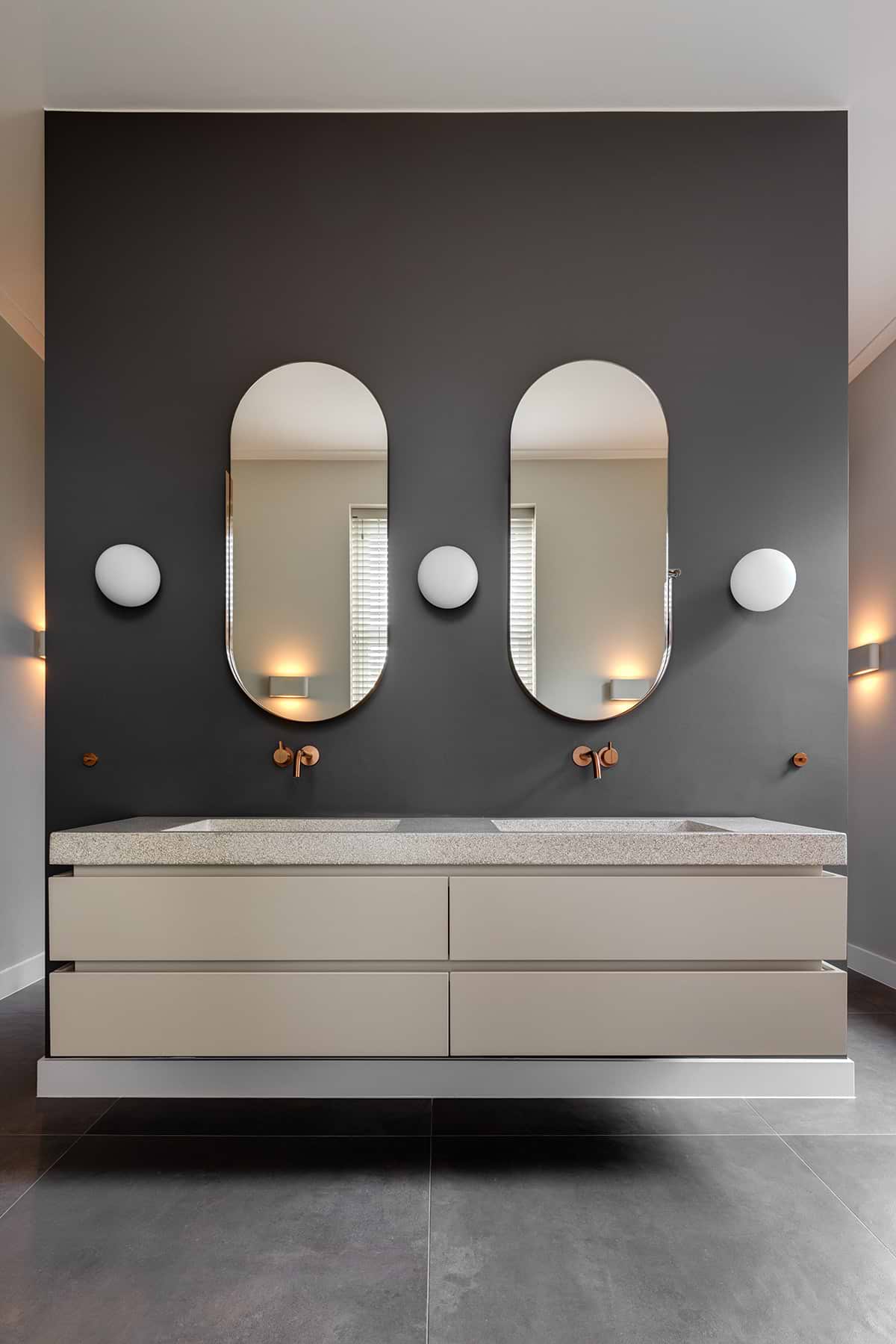 Wellness badkamer met badkamermeubel met keramieke wastafel. Uw eigen wellness badkamer thuis maken? Het is een trend die we al langer zien en waar steeds meer naar gevraagd wordt. De Wellness Badkamer. Een badkamer waar je kunt relaxen en genieten van je eigen luxe thuis. U weet wel, zo'n badkamer met een royale regendouche of een bad dat je vol laat lopen met de lekkerste geuren. Heerlijk! Onze badkamerontwerpers hebben al heel wat Wellness Badkamers op hun naam staan. We tonen u graag een paar mooie voorbeelden in deze mail. Stuk voor stuk badkamers met prachtige B Dutch design producten. Producten van hoogstaande kwaliteit gemaakt door onze vakmensen. En omdat we veel hebben geïnvesteerd in onze solid surface Corian-, keramiek- en interieurproductie, zijn de levertijden verrassend snel. 