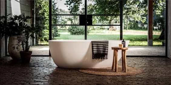 Ligbad Evolution. Ligbaden van B Dutch. Dutch design ligbaden, badkuipen, losstaand baden, bad vrijstaand, vrijstaand ligbad en losstaande baden. Vervaardigd van topkwaliteit Solid Surface Corian, verkleurt niet.