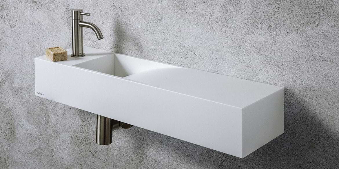 Mat witte toiletfontein Waterfall B DUTCH. Een Solid Surface Corian toiletfontein, wastafel wc, wastafeltje toilet. Toiletfonteinen uit de B DUTCH collectie Corian design toilet fonteinen. B DUTCH kent diverse series design Corian toiletfonteinen: fontein, toilet fonteintje, wc fonteintje, toilet fontein, wc fontein, wasbak toilet, wastafel toilet, wasbak wc. Topkwaliteit Corian die niet vergeelt! Ook maatwerk mogelijk.