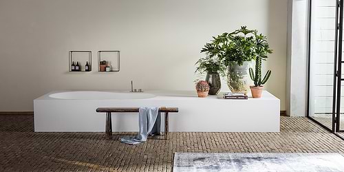 Lounge ligbad B DUTCH. Ook maatwerk baden. Ligbaden, badkuipen, baden op maat gemaakt in alle vormen en afmeringen. Naadloos vervaardigd van Solid Surface Corian.