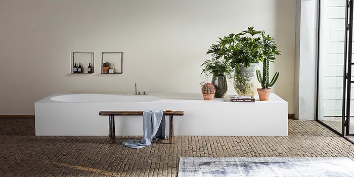 Lounge ligbad B DUTCH. Ook maatwerk baden. Ligbaden, badkuipen, baden op maat gemaakt in alle vormen en afmeringen. Naadloos vervaardigd van Solid Surface Corian.