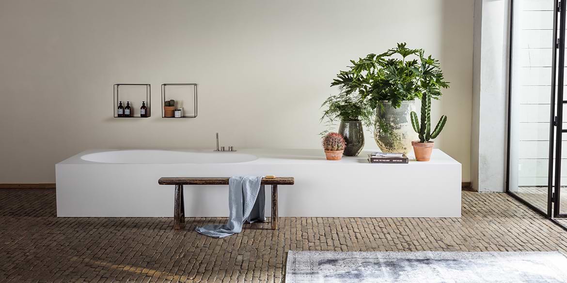 Lounge ligbad B DUTCH. Ook maatwerk baden. Ligbaden, badkuipen, baden op maat gemaakt in alle vormen en afmeringen. Naadloos vervaardigd van Solid Surface Corian.