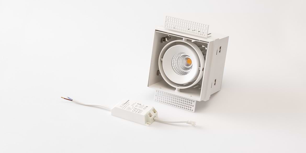 Trimless spots LED, inbouwspots van B Dutch, badkamerverlichting, badkamer spotjes led, badkamer lamp, led verlichting badkamer. Een moderne collectie trimless inbouwspots die worden weggewerkt in het plafond. Vierkante modulaire multiple spots led. B Dutch design voor badkamers en keukens.
