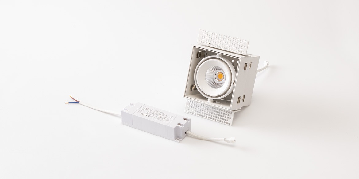 Trimless spots LED, inbouwspots van B Dutch, badkamerverlichting, badkamer spotjes led, badkamer lamp, led verlichting badkamer. Een moderne collectie trimless inbouwspots die worden weggewerkt in het plafond. Vierkante modulaire multiple spots led. B Dutch design voor badkamers en keukens.