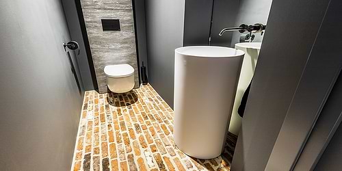 B DUTCH vrijstaande wastafel Zuil Rond, toiletpot Milk op achtergrond.