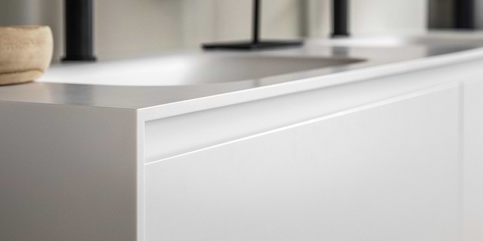 Corian badmeubel Juve Greep. Solid Surface Corian badmeubel met (dubbele) wastafel. Modern strak design B Dutch badkamermeubel van topkwaliteit Solid Surface, Corian Glacier. Dit design mat witte badmeubel is verkrijgbaar in diverse afmetingen. Badmeubel mat wit.