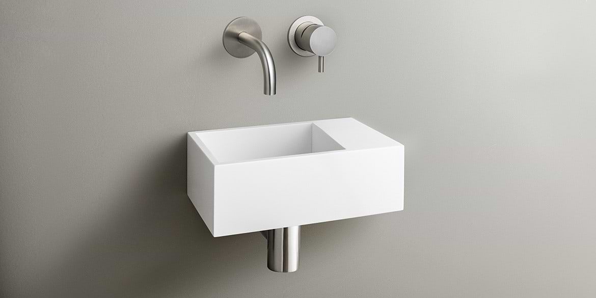 Solid Surface Corian toiletfontein, wasbak of wastafeltje voor op het toilet. Dit mat witte Corian toiltfonteintje kan met kraangat of zonder kraangat geleverd worden. De wasbak uitsparing zit links. Het Basics toiletfontein Links 300 heeft een lengte van 30 cm, diepte van 18 cm en hoogte van 10 cm.