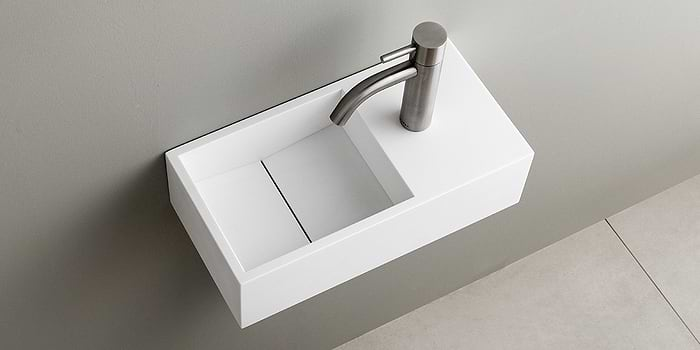 Solid Surface Corian toiletfontein, wasbak of wastafeltje voor op het toilet. Dit mat witte Corian toiltfonteintje kan met kraangat of zonder kraangat geleverd worden. De wasbak uitsparing zit links. Het Basics toiletfontein Links 350 heeft een lengte van 35 cm, diepte van 18 cm en hoogte van 10 cm.