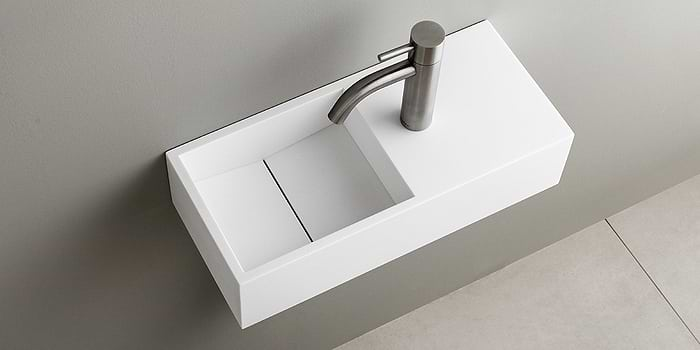 Solid Surface Corian toiletfontein, wasbak of wastafeltje voor op het toilet. Dit mat witte Corian toiltfonteintje kan met kraangat of zonder kraangat geleverd worden. De wasbak uitsparing zit links. Het Basics toiletfontein Links 400 heeft een lengte van 40 cm, diepte van 18 cm en hoogte van 10 cm.