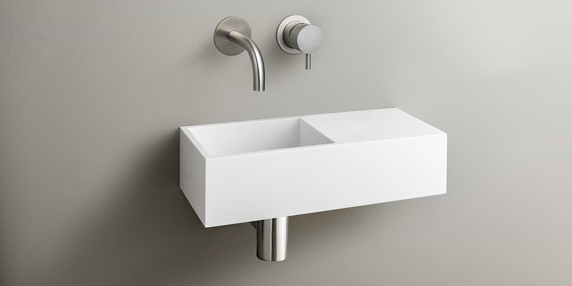 Solid Surface Corian toiletfontein, wasbak of wastafeltje voor op het toilet. Dit mat witte Corian toiltfonteintje kan met kraangat of zonder kraangat geleverd worden. De wasbak uitsparing zit links. Het Basics toiletfontein Links 400 heeft een lengte van 40 cm, diepte van 18 cm en hoogte van 10 cm.