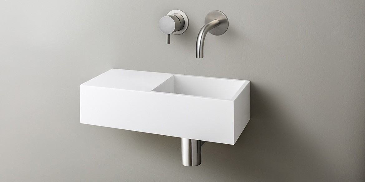 Solid Surface Corian toiletfontein, wasbak of wastafeltje voor op het toilet. Dit mat witte Corian toiltfonteintje kan met kraangat of zonder kraangat geleverd worden. De wasbak uitsparing zit rechts. Het Basics toiletfontein Rechts 400 heeft een lengte van 40 cm, diepte van 18 cm en hoogte van 10 cm.