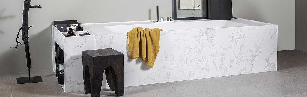 Marmer bad van B DUTCH. Tijdloos design bad van Solid Surface B-Solid met echt marmeren ombouw, echt marmer. Bad Italy Straight.